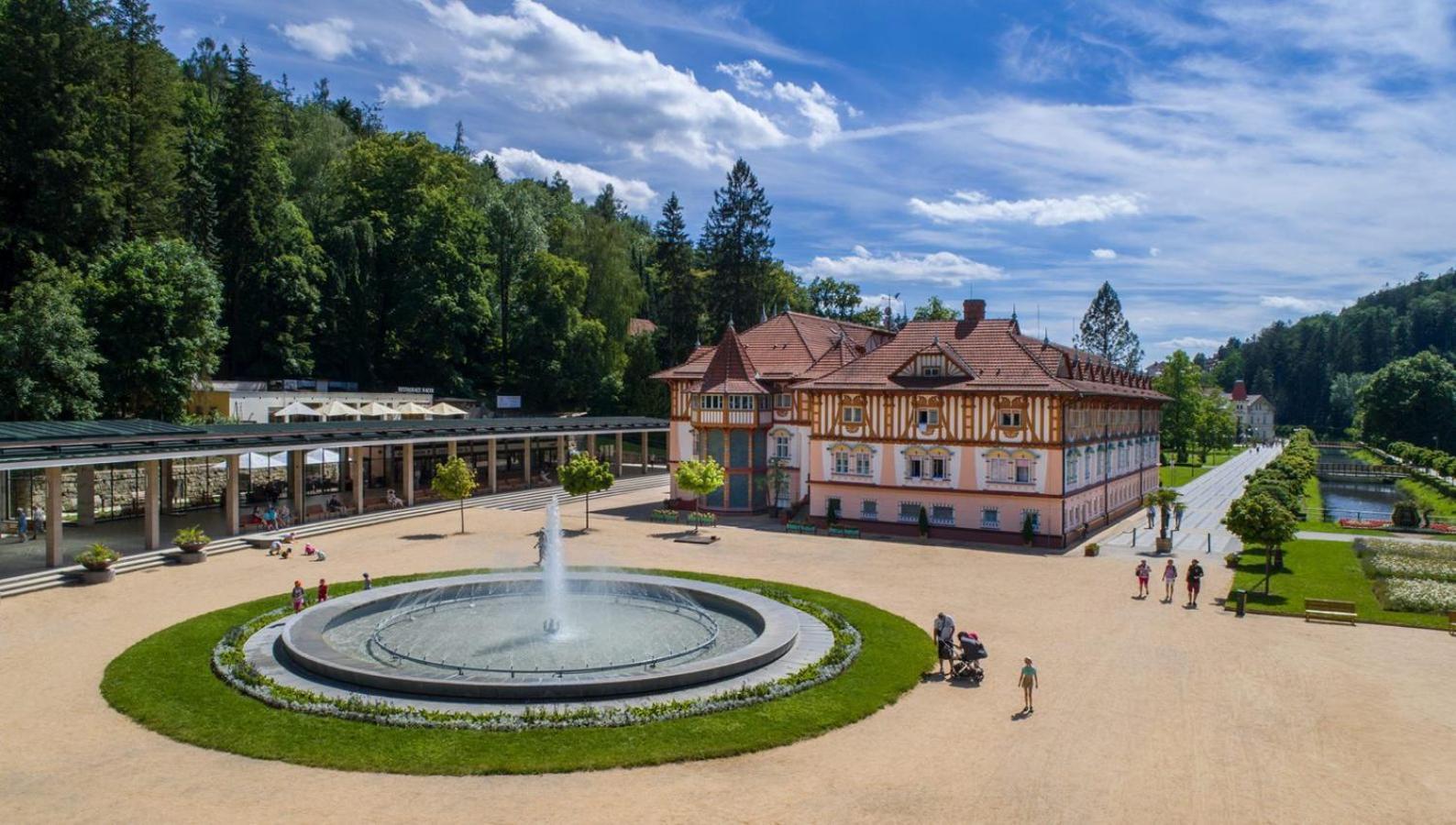 Kapsle Luhacovice Luhačovice Exterior foto